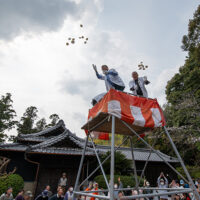 桜祭のあとの餅投げ神事